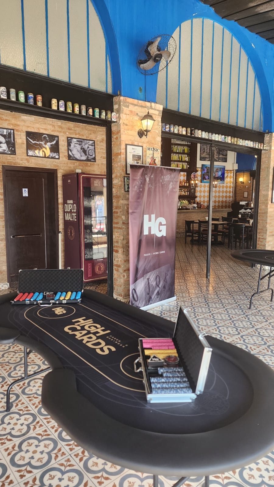 Salão do bar parceiro com a mesa de poker montada