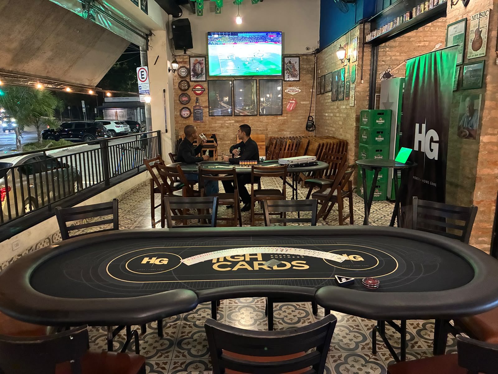 Mesa de poker HG montada no bar Autêntico, na Aclimação