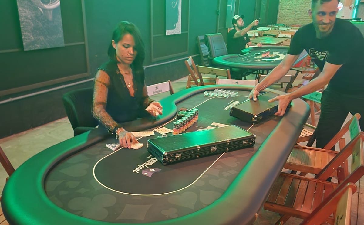 Dealer conduzindo mesa de poker no Farofa Brasa e Prosa, Vila Leopoldina